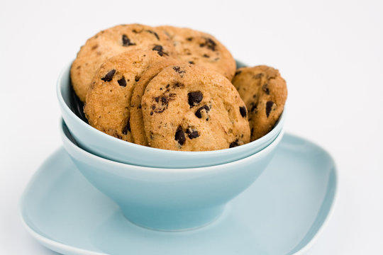 Tasty cookies with chocolate lying on a blue plate