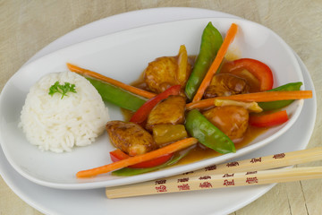 Hühnchen mit Gemüse und Reis