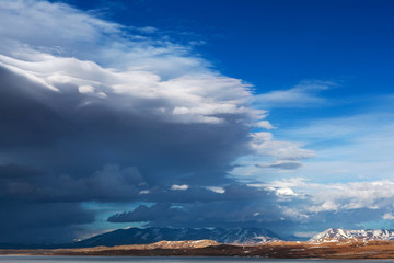 Fototapeta na wymiar Mountain landscape at Rakshas Tal Lake in Western Tibet