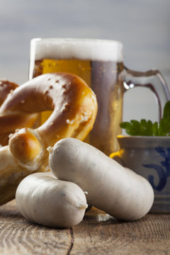 Bayerische Wei&szlig;wurst mit Bretze und Bier