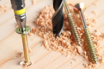 Holzbrett mit Schrauben