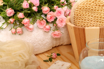 Obraz na płótnie Canvas Roses, towels and spa accessories