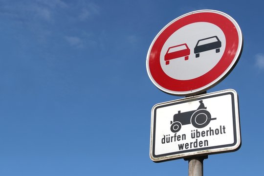 Deutsches Verkehrszeichen: Überholverbot, Kraftfahrzeuge und Züge bis 25 km/h dürfen überholt werden