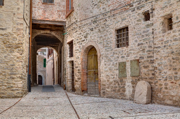 Fototapeta na wymiar Starożytny aleja w Spoleto, Umbria, Włochy