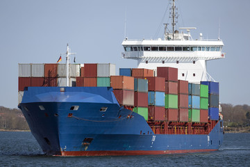 Containerschiff auf der Ostsee bei Kiel, Deutschland