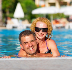 Obraz premium Happy couple in the pool