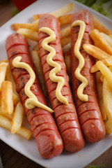 wurstel arrostiti con la senape e patate fritte