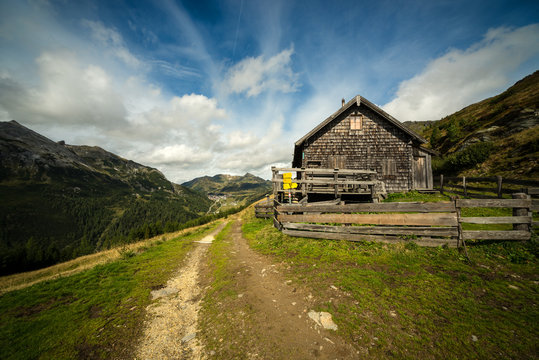Holzhaus in den Alpen
