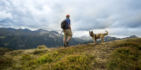 Wanderer mit seinem Schäferhundmischling