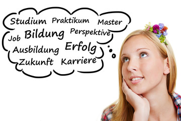 Junge Frau denkt an ihre Ausbildung
