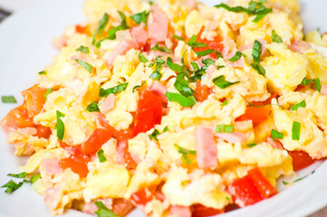 scrambled eggs with ham and vegetables