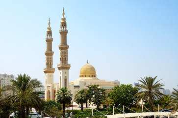 Fototapeta na wymiar Muslim mosque, Shardjah, United Arab Emirates