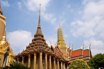 Fototapeta premium Tajska świątynia i ładne niebo