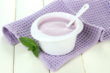 Obraz na płótnie Canvas Delicious yogurt on table close-up
