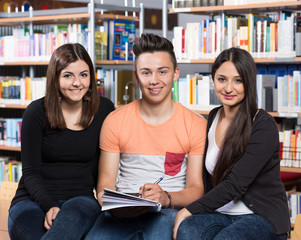 Gruppe Schüler beim Lernen