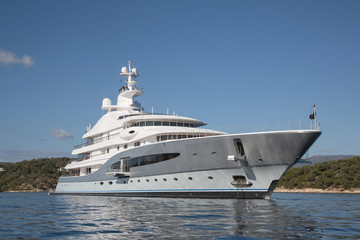 Fototapeta na wymiar Bogactwo - luksusowy jacht na Morzu Śródziemnym