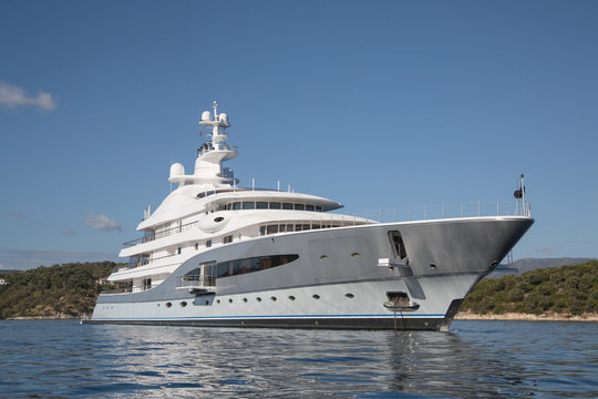 Reichtum - luxuriöse Yacht im Mittelmeer