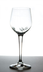 Bicchiere vuoto sfondo bianco