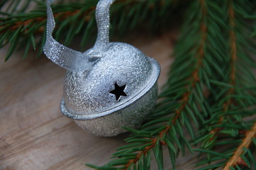 Symbol für Weihnachten - Glöckchen mit Tannengrün
