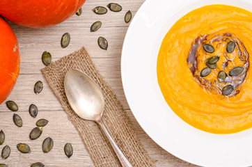 Kürbissuppe mit Kürbiskernen und Kürbiskernöl