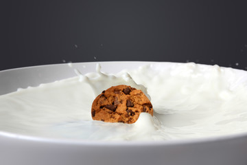 Cookie fällt in Milch