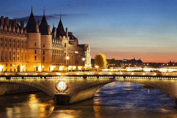 Naklejka na ściany i meble Conciergerie w nocy, Paryż, Francja