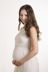 Портрет беременной девушки европейского типа