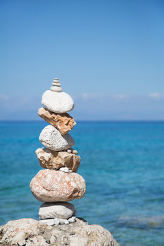 S&auml;ule aus Stein - blauer Hintergrund mit Meer in t&uuml;rkis