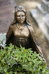 Fototapeta na wymiar Statua Matki Boskiej - Cmentarz