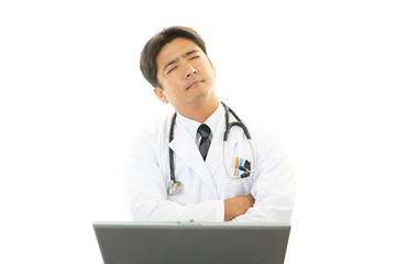 疲れた表情の医師