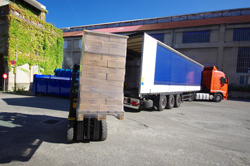 transport logistique - déchargement de camion