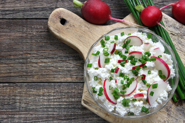 Cottage cheese with radish and chives