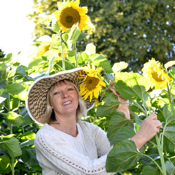 Frau im Garten mit Sonnenblumen