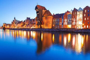 Fototapeta premium Stare Miasto w Gdańsku z żurawiem w nocy, Polska