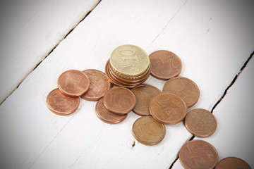 monedas sobre fondo de madera