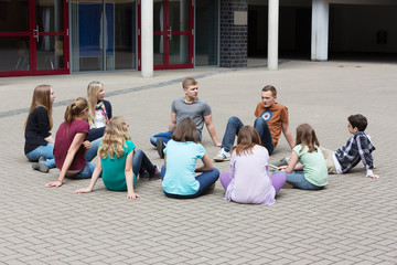Unterricht draußen auf dem Schulhof