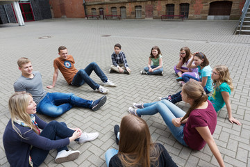 Unterricht draußen auf dem Schulhof