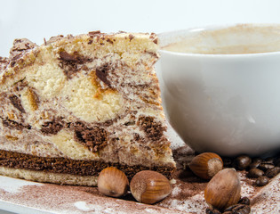 Süßer Genuss: Haselnusstorte und Cappuccino