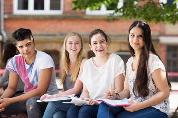 Lernen draußen auf dem Schulhof