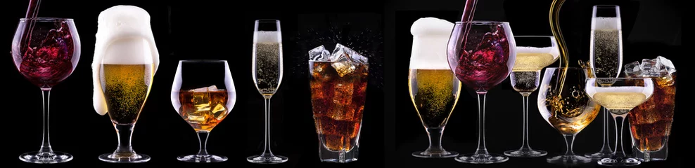 Crédence de cuisine en verre imprimé Bar Ensemble de boissons alcoolisées isolé sur un fond noir