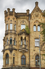 Fototapeta na wymiar Stary budynek z cegły z Wilna na Litwie.