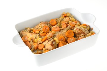 Teglia di carne e verdure isolata su sfondo bianco