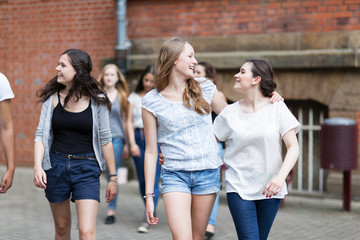 Schüler gehen über den Schulhof