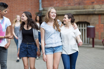 Schüler gehen über den Schulhof