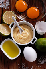 maionese con ingredienti sul tavolo di legno