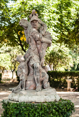 Fototapeta na wymiar Starożytny posąg w parku Queluz