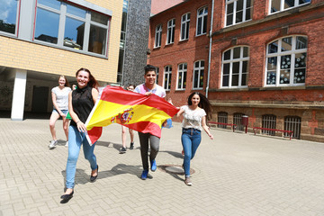 Schüler mit spanischer Flagge laufen