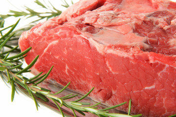 polpa di carne con rosmarino su sfondo bianco