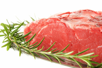 polpa di carne con rosmarino su sfondo bianco