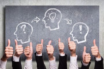 Top-Daumen vor Visualierung des Konzepts Idee